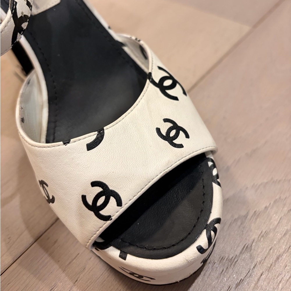 CHANEL CC Women's White and Black Platform Heels Rare 🔥 - Picture 4 of 13